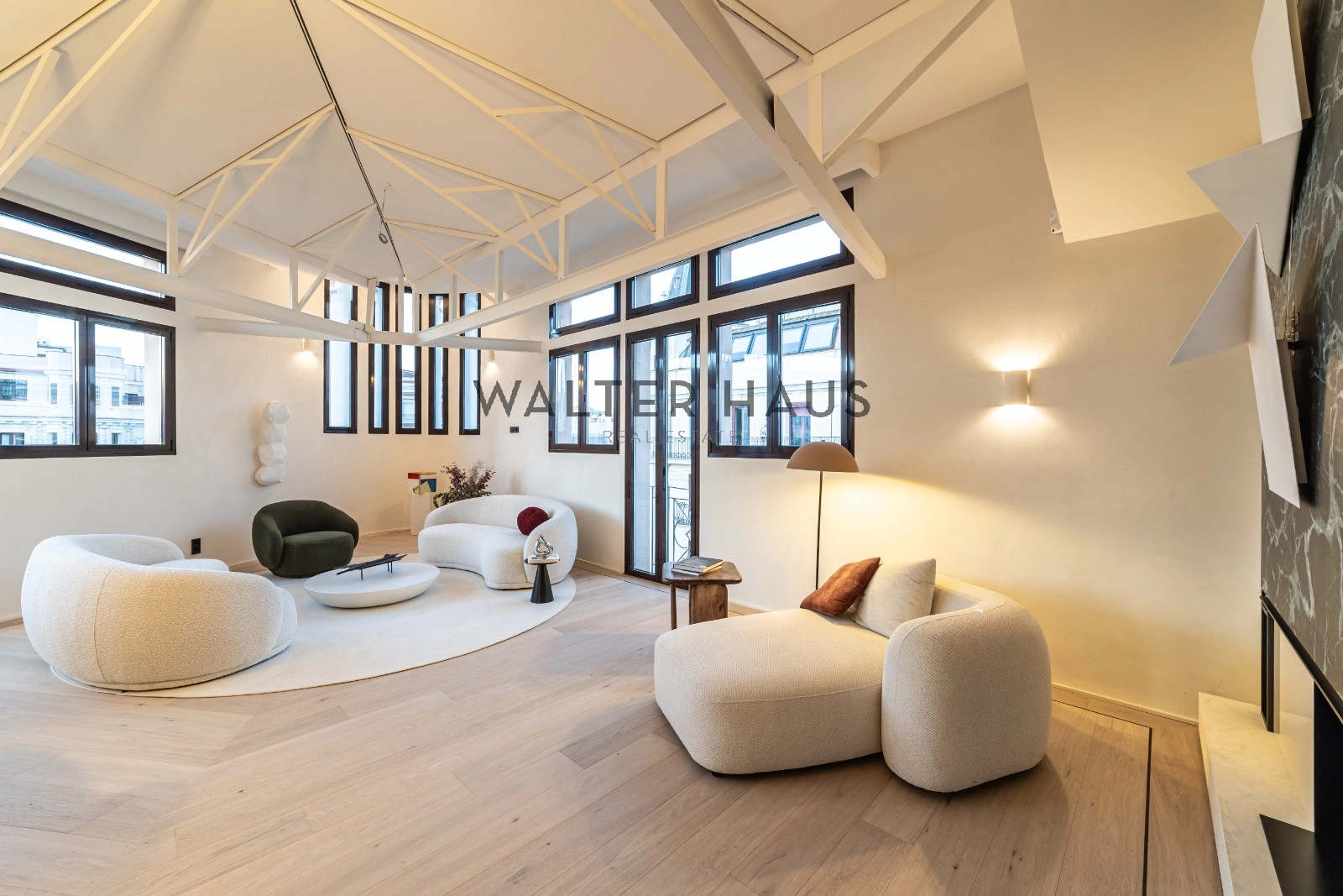 Bright 4-bed penthouse with terrace in Goya, Salamanca