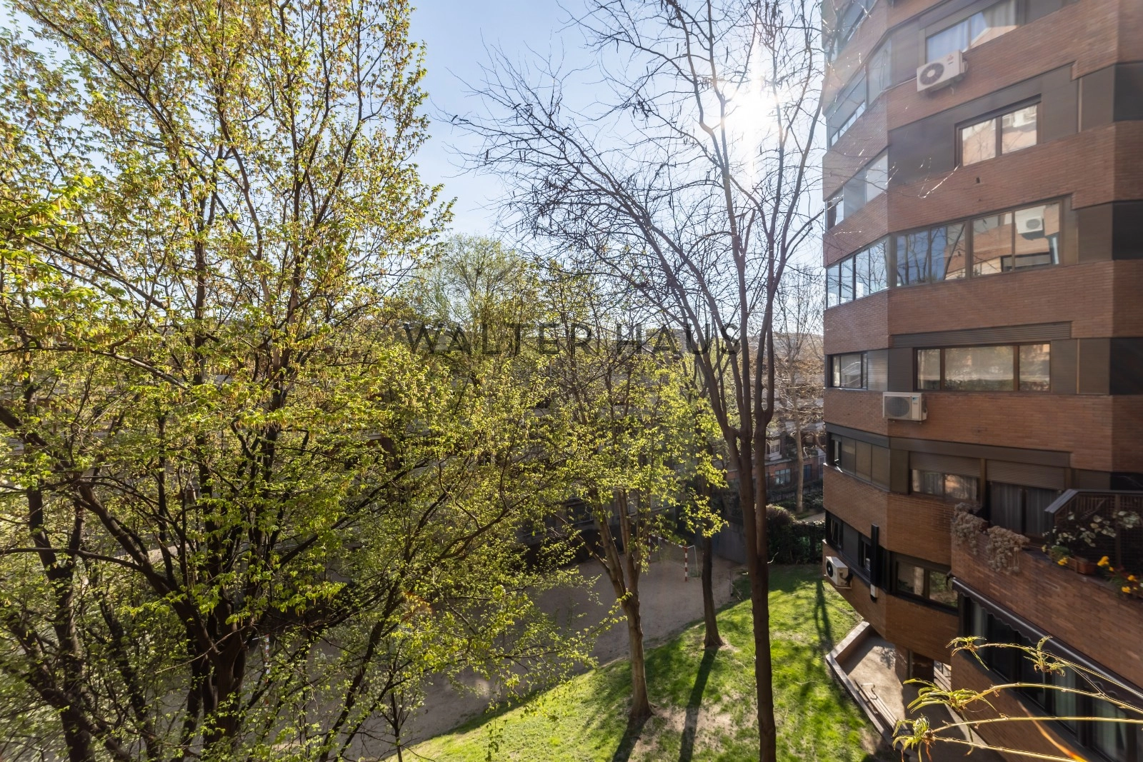 Piso a reformar con piscina, dos plazas de garaje en Nueva España, Madrid
